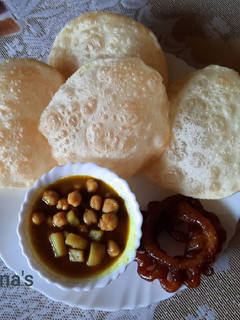 লুচি (Luchi recipe in Bengali) রেসিপির প্রধান ছবি