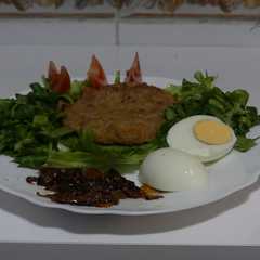 Una foto de Filete ruso con ensalada