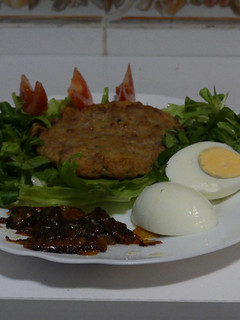 Una foto de Filete ruso con ensalada