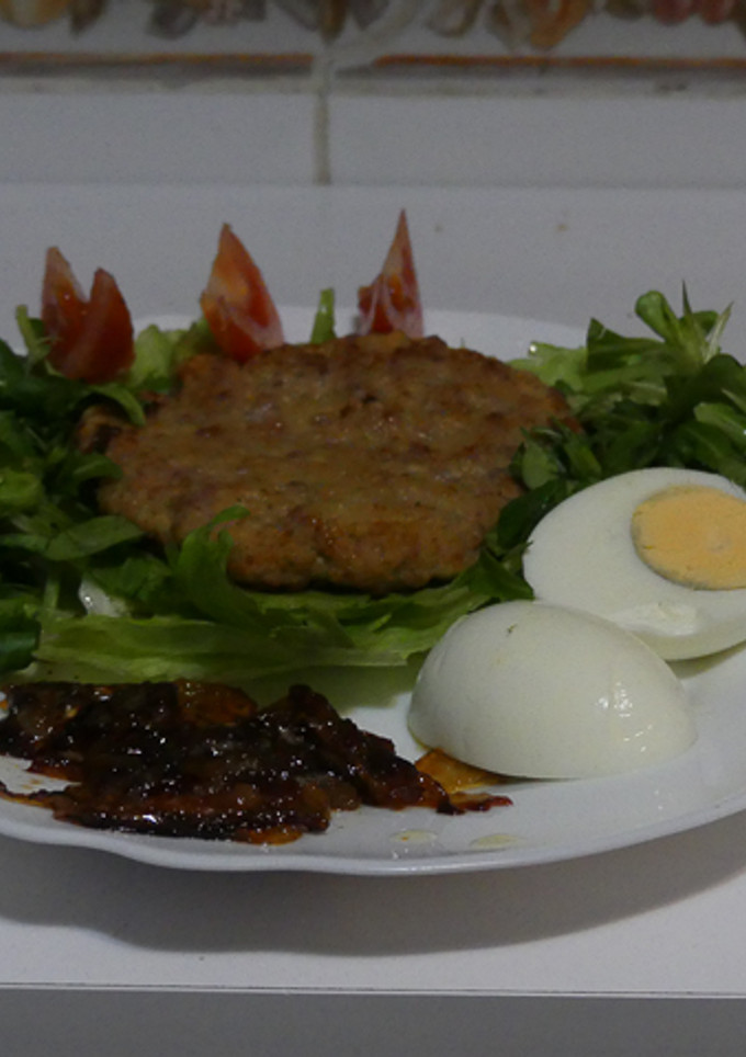 Una foto de Filete ruso con ensalada