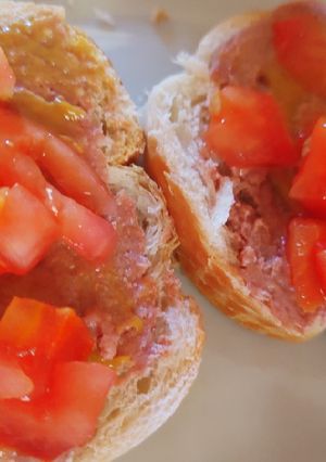 Una foto de Pancitos con picadillo y tomate