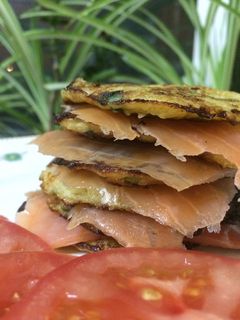 Una foto de Tortitas de patata con salmón