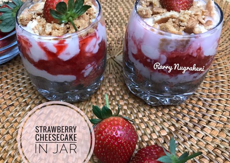Bagaimana Menyiapkan Strawberry Cheesecake in Jar Anti Gagal