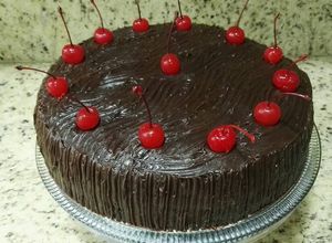 Una foto de Mi chocolate cake!...relleno de crocante de pecanas y Fudge!💕