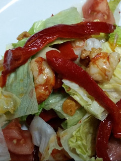Una foto de Ensalada con langostinos