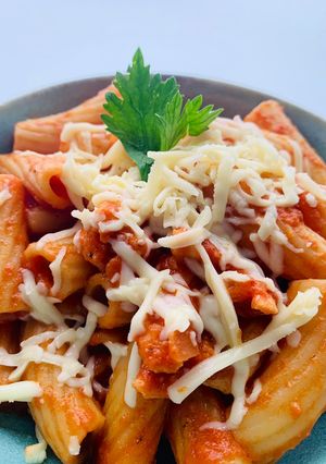 Una foto de Fideos, pasta de tomate y pollo