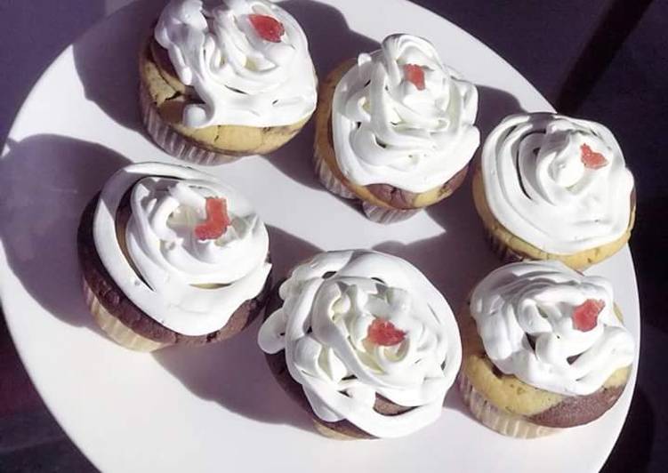 Simple Way to Prepare Speedy Vanilla Cupcakes #bakingcontest