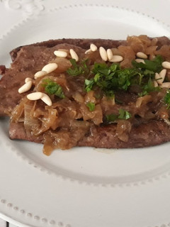 Una foto de Hígado de ternera con cebolla caramelizada -sin azúcar-