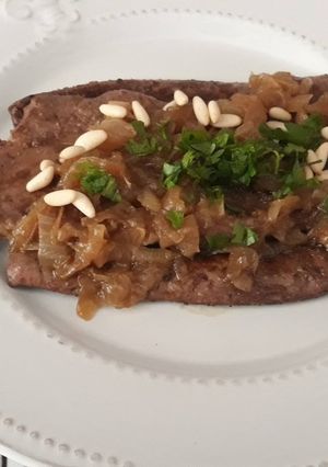 Una foto de Hígado de ternera con cebolla caramelizada -sin azúcar-