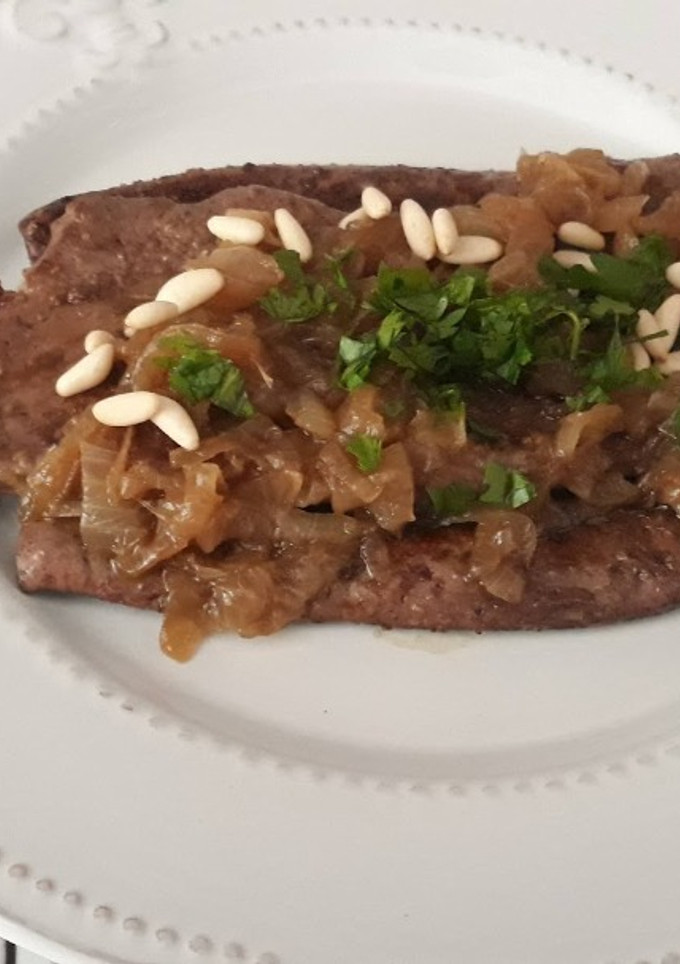 Una foto de Hígado de ternera con cebolla caramelizada -sin azúcar-