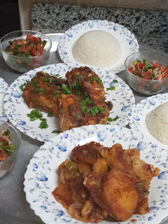 صورة لوصفة صينيه بطاطس بالفراخ مع أرز ابيض وسلطه خضرا
