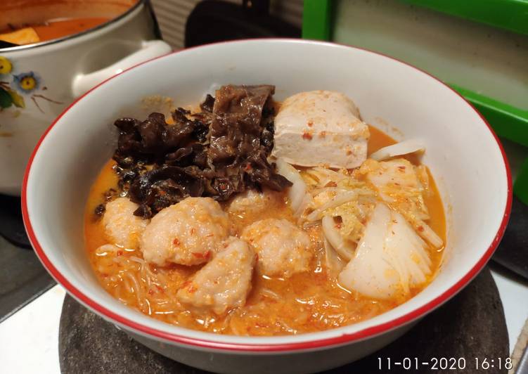 Langkah Mudah untuk Menyiapkan Sup Tom Yam tanpa Seafood yang Lezat Sekali