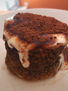 Una foto de Mug cake de café y avena light (tiramisú) en 1 minuto