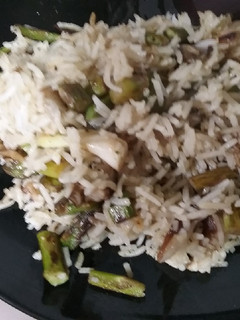 Una foto de Arroz basmati con setas, espárragos y ajos tiernos