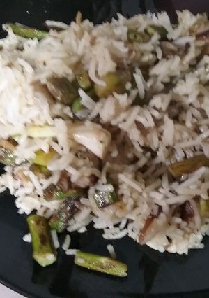 Una foto de Arroz basmati con setas, espárragos y ajos tiernos