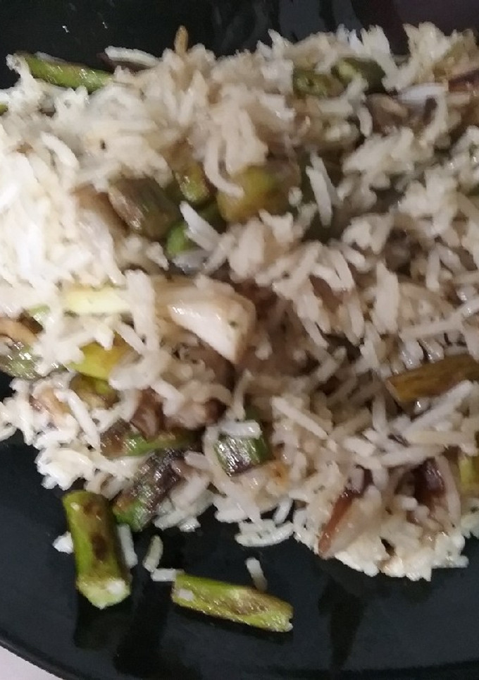 Una foto de Arroz basmati con setas, espárragos y ajos tiernos