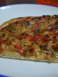 Una foto de Pizza casera de verduras y gorgonzola