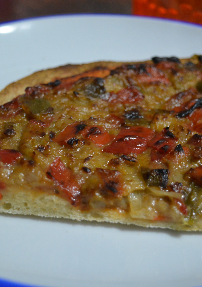 Una foto de Pizza casera de verduras y gorgonzola
