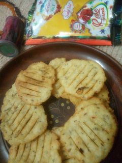 आलू की मठरी (aloo ki mathri recipe in Hindi) रेसिपी मुख्य फोटो