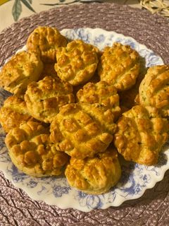 Medvehagymás sajtos pogácsa recept fotója