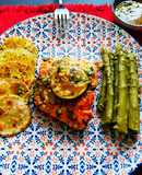 Salmón en salsa de miel y limón, acompañado de papas asadas con