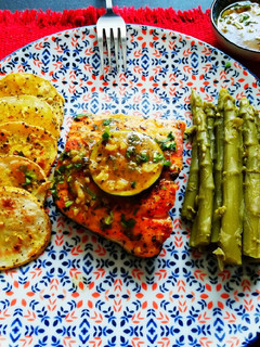 Una foto de Salmón en salsa de miel y limón, acompañado de papas asadas con