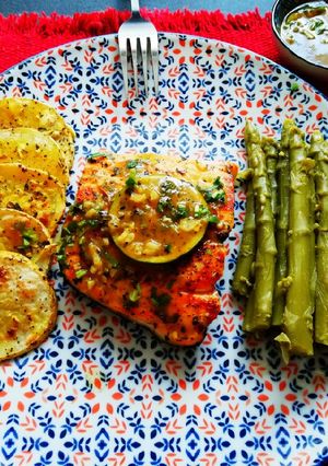 Una foto de Salmón en salsa de miel y limón, acompañado de papas asadas con