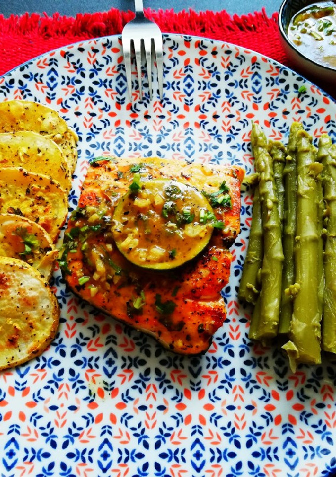 Una foto de Salmón en salsa de miel y limón, acompañado de papas asadas con