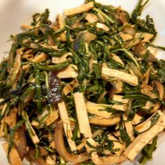 A picture of Sauté Dry tofu and garlic chive 韭菜炒豆干#家常快炒##Vegan#.