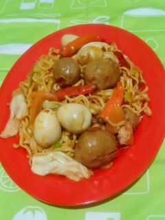 Foto resep Oseng Mie Mercon Baso telur puyuh 🍛🌶️🧄🧅#MamaAnna23