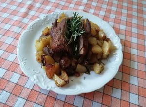Foto di Piccione arrosto su letto di patate