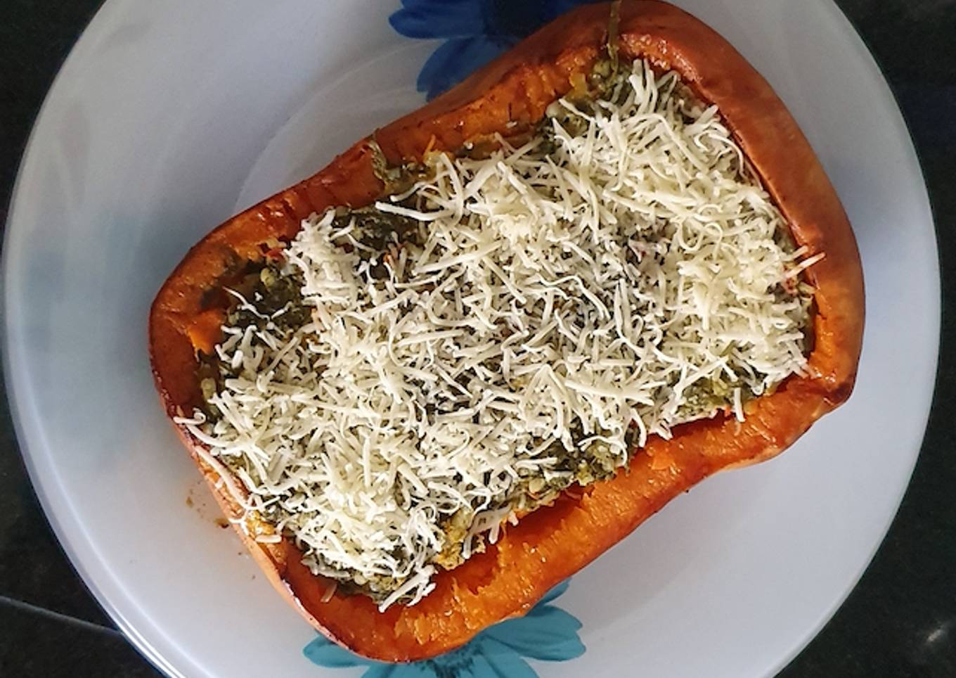 Calabaza rellena con espinaca, brócoli y arroz