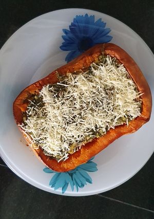 Una foto de Calabaza rellena con espinaca, brócoli y arroz