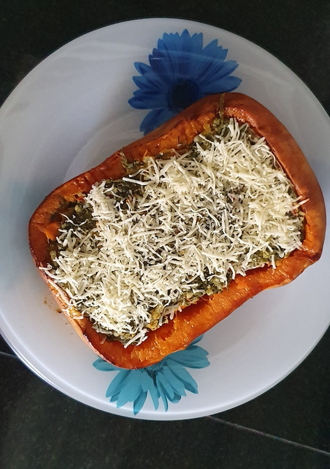 Una foto de Calabaza rellena con espinaca, brócoli y arroz