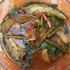 A picture of Fish with drumsticks.