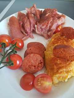 Una foto de Codillo con chorizo y puré
