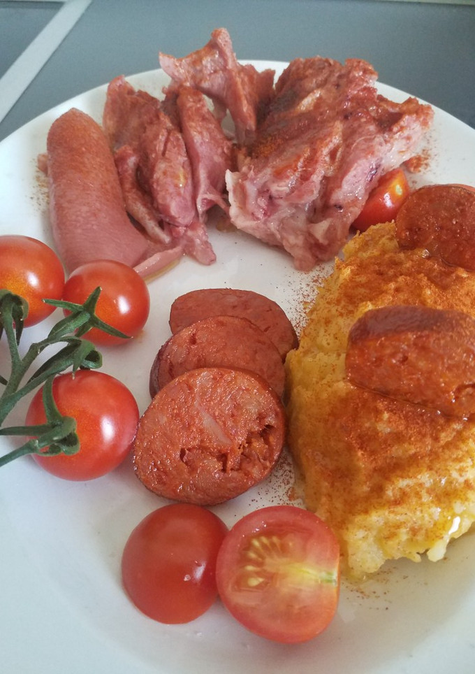 Una foto de Codillo con chorizo y puré