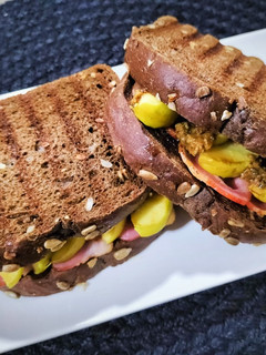 Una foto de Sándwich de centeno con bacon, manzana y queso azul