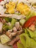 Ensalada de Lechuga, Pepino, Pollo y Huevo