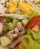 Ensalada de Lechuga, Pepino, Pollo y Huevo
