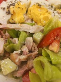 Una foto de Ensalada de Lechuga, Pepino, Pollo y Huevo