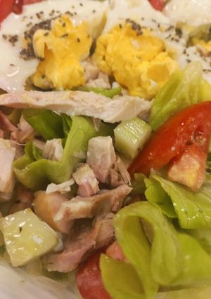 Una foto de Ensalada de Lechuga, Pepino, Pollo y Huevo
