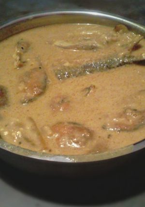 A picture of Brinjal hilsha curry.