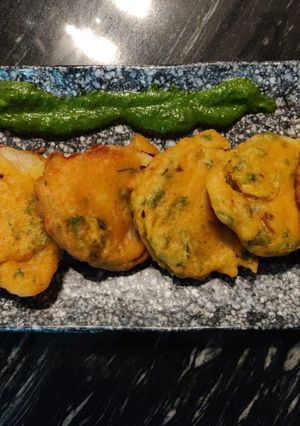 A picture of Kand bhajiya.