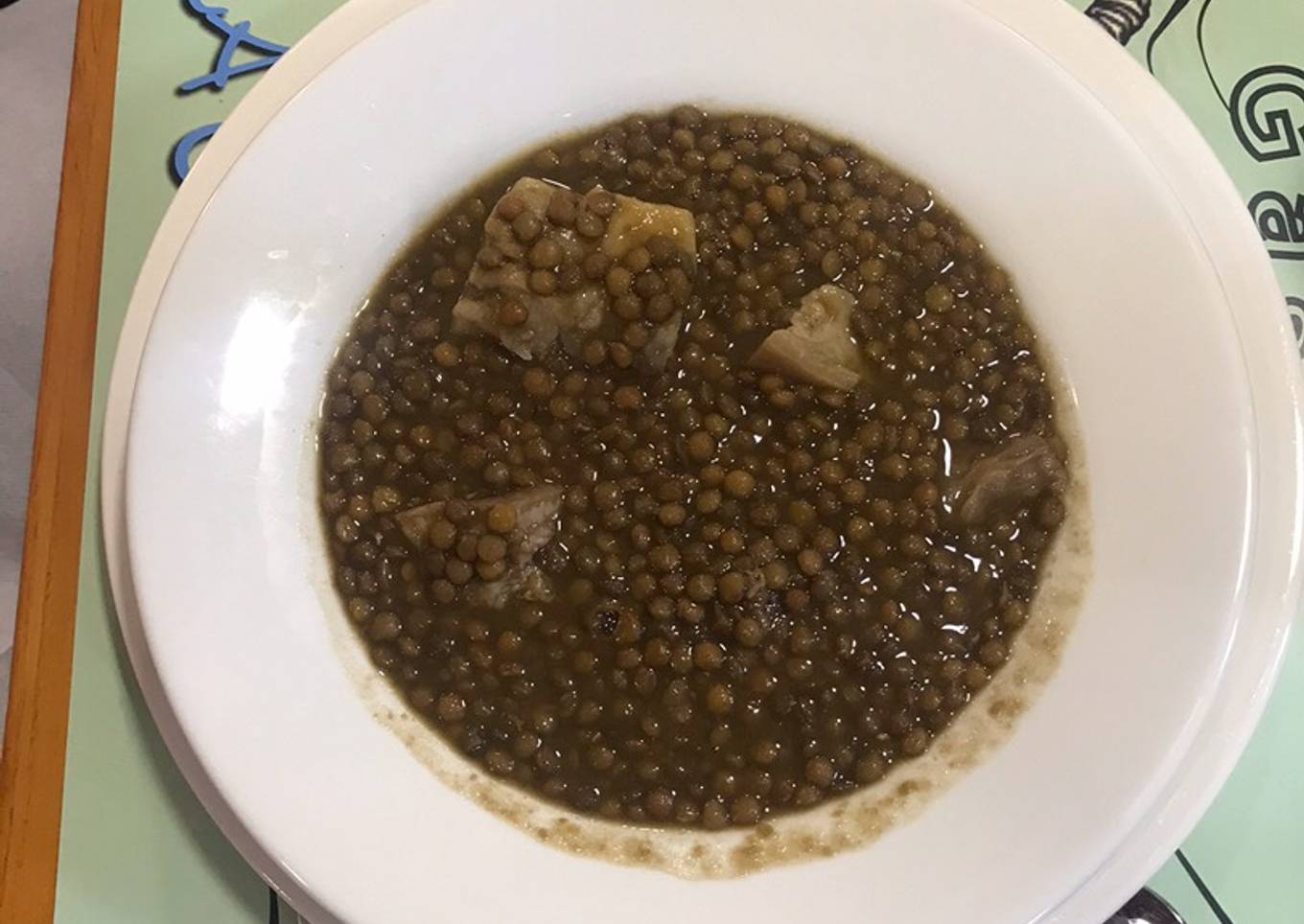 Lentejas con sacramentos (tocino, chorizo y oreja de cerdo)