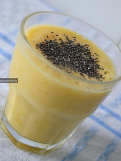 Una foto de Batido de piña, plátano, leche de almendras y semillas de chia