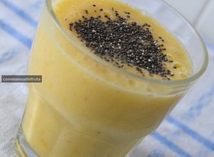 Foto principal de Batido de piña, plátano, leche de almendras y semillas de chia