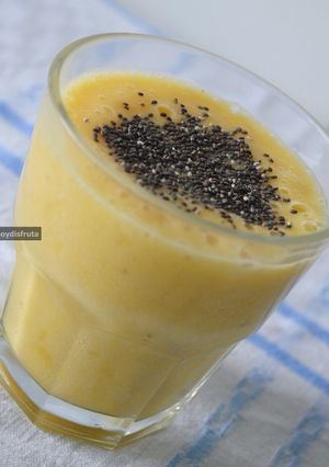 Una foto de Batido de piña, plátano, leche de almendras y semillas de chia