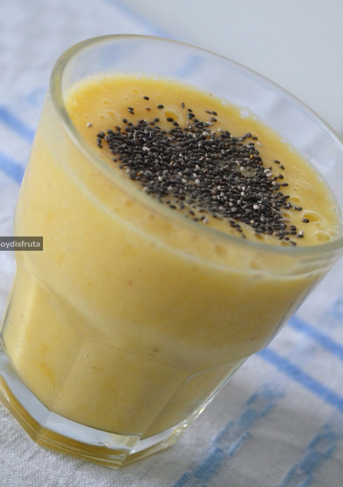 Una foto de Batido de piña, plátano, leche de almendras y semillas de chia