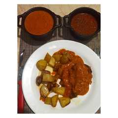 A picture of Rabadilla con papas rústicas a la sartén de hierro y salsa mixta.